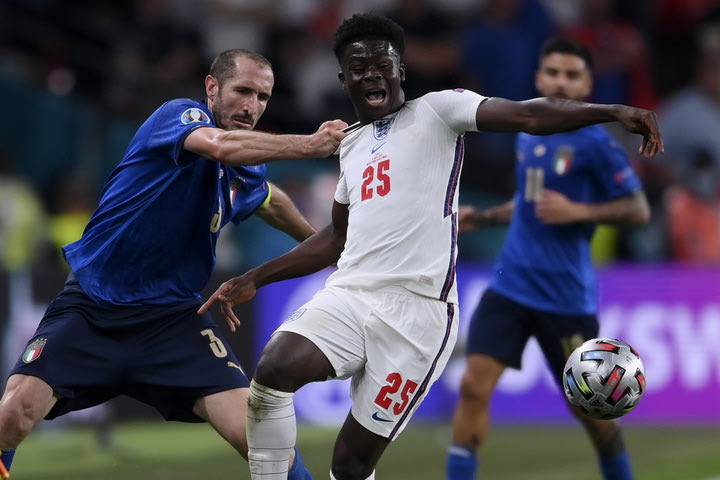 S24 Euro 2020, Ιταλία – Αγγλία: Ο Κιελίνι ισοπέδωσε με σκληρό φάουλ τον Σακά