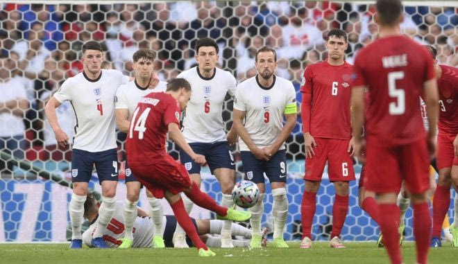 S24 Euro 2020, Αγγλία – Δανία: Άνοιξε το σκορ ο Ντάμσγκααρντ για τους Δανούς με απευθείας εκτέλεση φάουλ