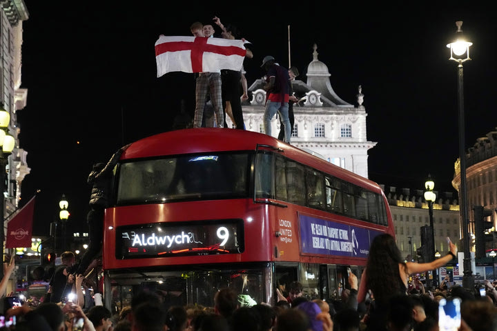 Euro 2020: Ξέφρενοι πανηγυρισμοί των Άγγλων στους δρόμους για την πρόκριση στον τελικό