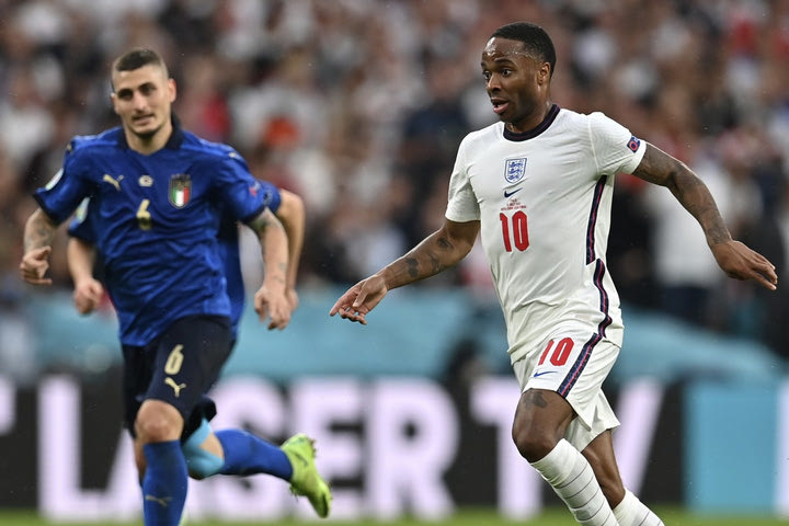 S24 Euro 2020, Ιταλία – Αγγλία: Ο Στέρλινγκ ζήτησε πέναλτι και αποδοκιμάστηκε από τους Ιταλούς οπαδούς