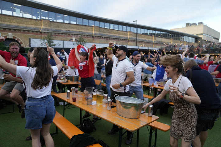 Euro 2020: Οι πανηγυρισμοί των Άγγλων στο Λονδίνο για την πρόκριση στον ημιτελικό