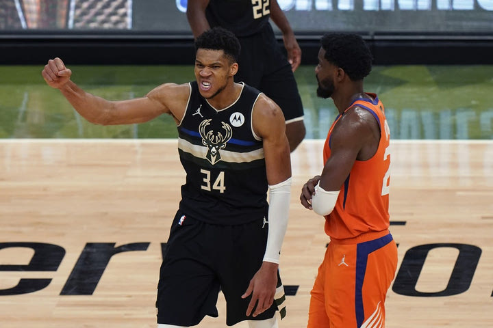 NBA Finals, Ο Γιάννης Αντετοκούνμπο έκανε Instagram LIVE στα αποδυτήρια: “Πού είναι το πούρο μου;”