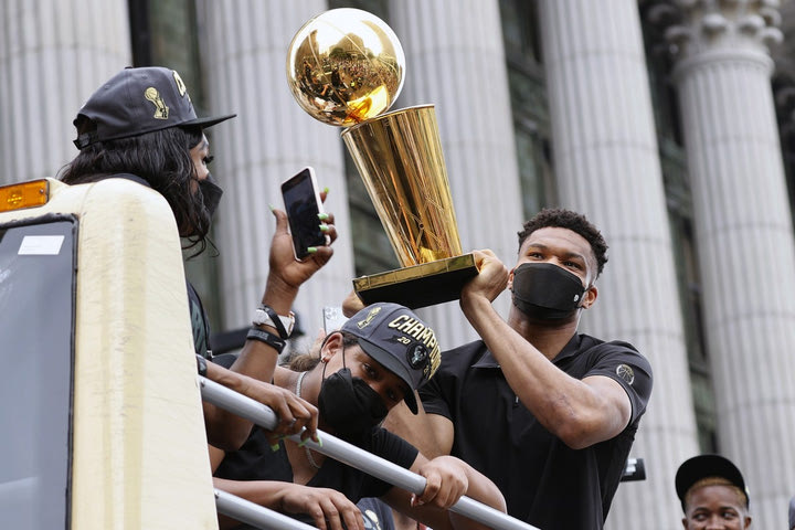 Το NBA άκουσε την απαίτηση του κόσμου και έβαλε ξανά το τρόπαιο στο logo των τελικών