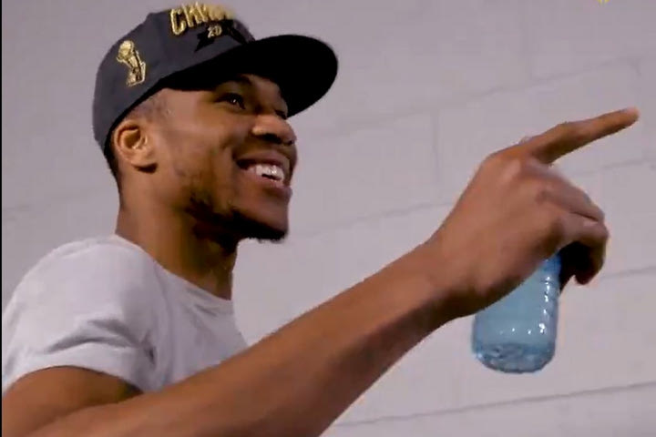 NBA Finals, Μιλγουόκι Μπακς: Ο Γιάννης Αντετοκούνμπο τραγούδησε στα αποδυτήρια των Μπακς “είσαι στο μυαλό κάτι μαγικό”