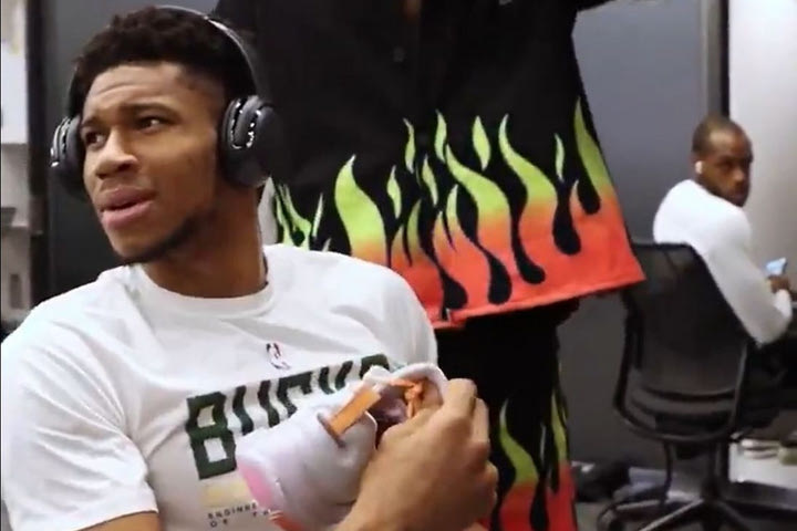Γιάννης Αντετοκούνμπο: Η αντίδραση του Greek Freak όταν ο Τάκερ εμφανίστηκε με τα ακυκλοφόρητα παπούτσια του