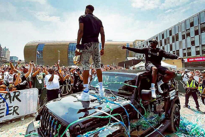 Ο Γιάννης Αντετοκούνμπο προανήγγειλε την επιστροφή στην Ελλάδα: “Ερχόμαστε και φέρνουμε το κύπελλο”