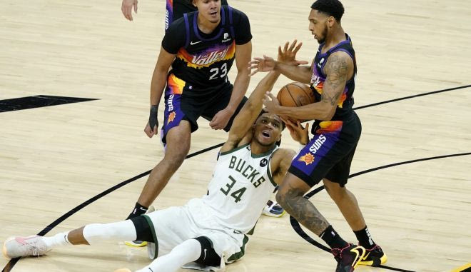 NBA Finals: Η πτώση του Γιάννη που τρόμαξε τους Μπακς στο Game 2