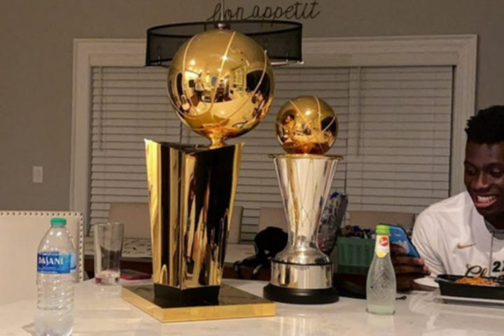 NBA Finals: Ο Γιάννης Αντετοκούνμπο πήρε τα τρόπαια στο σπίτι και κοιμήθηκε μαζί τους