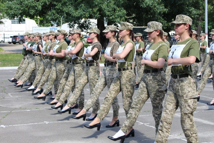 Ουκρανία: Οργή για την παρέλαση των γυναικών του στρατού με τακούνια