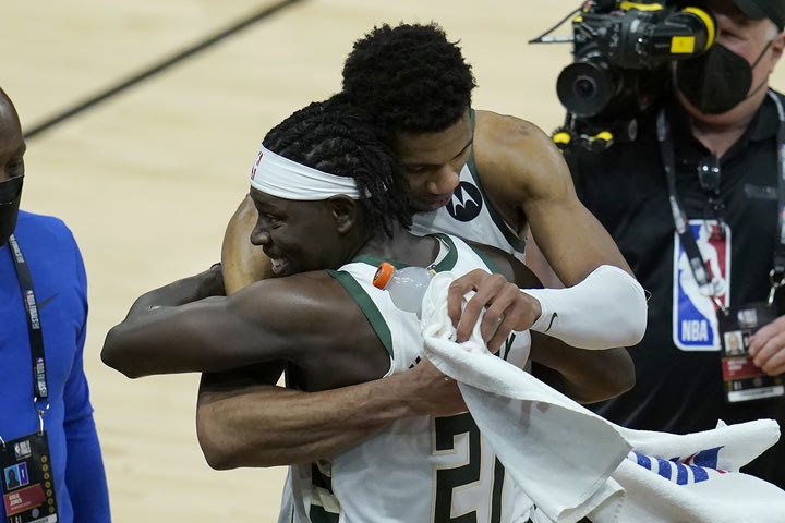 NBA Finals: Ο Χόλιντεϊ ήταν το απόλυτο στήριγμα του Αντετοκούνμπο και τον κάνει πρωταθλητή