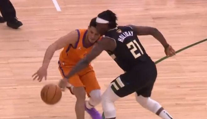 NBA Finals, Μπακς – Σανς: Τρομερή άμυνα του Χόλιντεϊ πάνω στον Μπούκερ