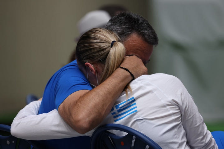 Ολυμπιακοί Αγώνες – Το SPORT24 στο Τόκιο: Η πατρική αγκαλιά του πατέρα και προπονητή της Άννας Κορακάκη μετά τον μεγάλο αγώνα της