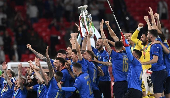 S24 Euro 2020, Ιταλία – Αγγλία: Η απονομή του τροπαίου στους ατζούρι