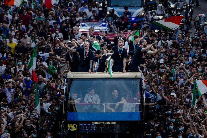 Euro 2020: Τουρ της εθνικής Ιταλίας στη Ρώμη με ανοιχτό λεωφορείο