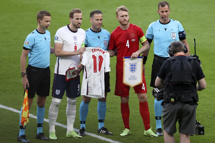 Euro 2020, Αγγλία – Δανία: Ο Κέιν χάρισε στον Κιάερ φανέλα της Αγγλίας με το όνομα του Έρικσεν