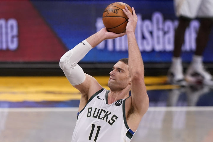 NBA Finals: Το μεγάλο δίλημμα των Μπακς με τον Μπρουκ Λόπεζ