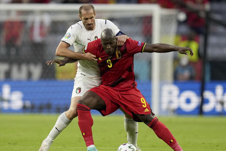 Ίντερ: Ο Λουκάκου απάντησε αφοπλιστικά σε πείραγμα οπαδού για την ήττα του στο Euro από τον Κιελίνι