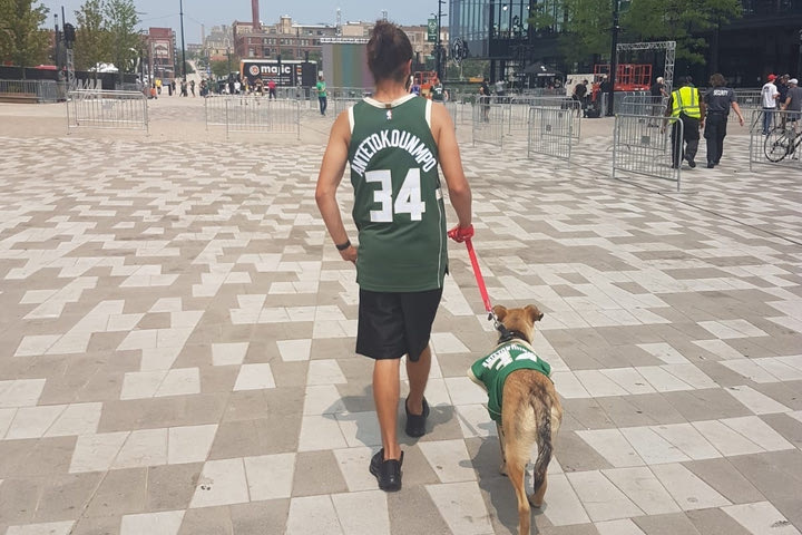 Το SPORT24 στο Fiserv Forum: Πυρετώδεις ετοιμασίες, ουρές και φανέλες Εθνικής Ελλάδας πριν το ιστορικό ματς των Μπακς