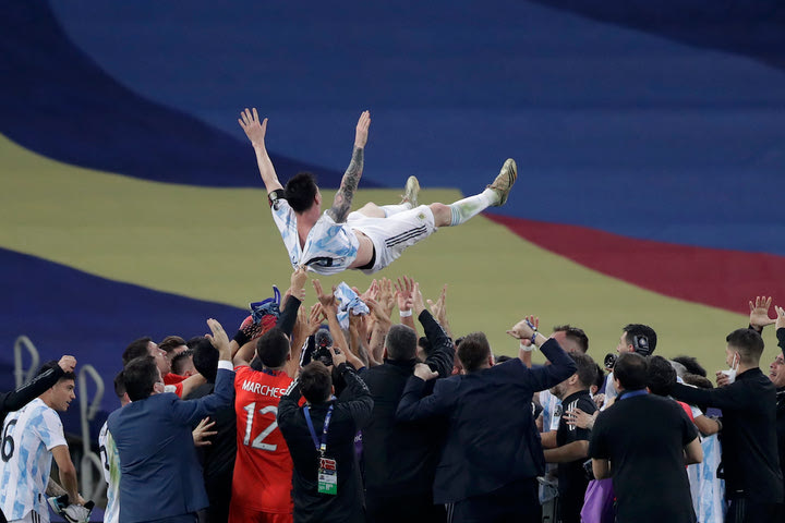 Copa America 2021, Αργεντινή – Βραζιλία: Οι συμπαίκτες του Μέσι τον πέταξαν στον αέρα