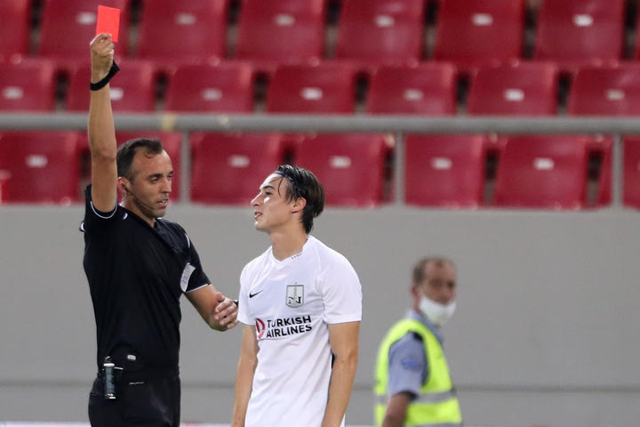 Ολυμπιακός – Νέφτσι: Με 10 οι Αζέροι για κλωτσιά στο πρόσωπο του Ρέαμπτσιουκ