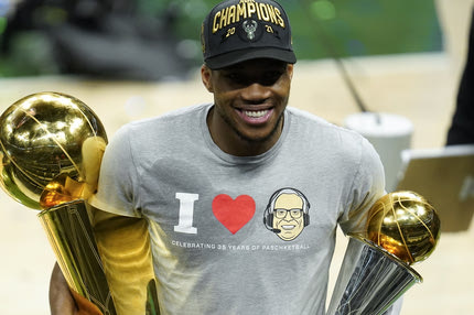 Ποιος ήταν ο δημοσιογράφος στο μπλουζάκι του Γιάννη Αντετοκούνμπο