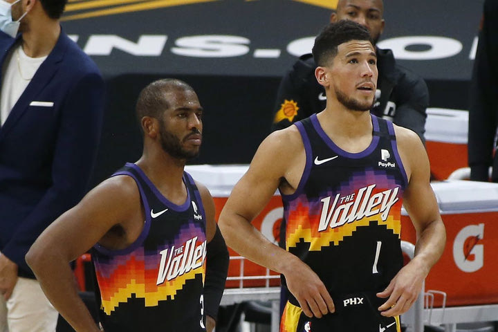 NBA Finals: Ο Μπούκερ κουβάλησε τους Σανς στο πρώτο ημίχρονο με συνεχόμενα καλάθια