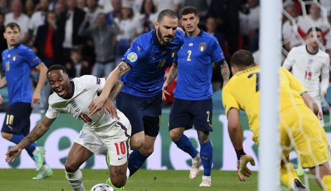 S24 Euro 2020, Ιταλία – Αγγλία: Ο Στέρλινγκ έπεσε στην περιοχή, αλλά ο Κάιπερς ζήτησε να συνεχιστεί το ματς