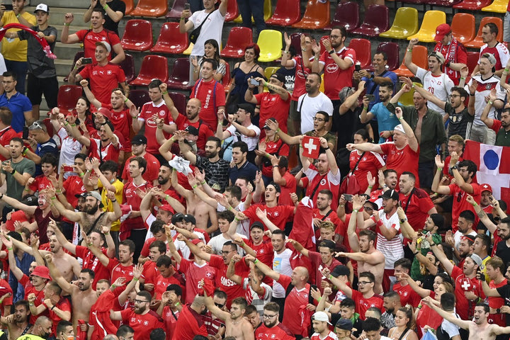 Euro 2020: Ανησυχούν οι γιατροί στην Αγία Πετρούπουλη με την παρουσία Ελβετών και Ισπανών φιλάθλων