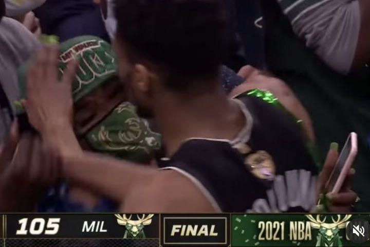 Γιάννης Αντετοκούνμπο: Η μητέρα του Βερόνικα φορούσε το καπέλο που ο Greek Freak πήρε στο ΝΒΑ Draft