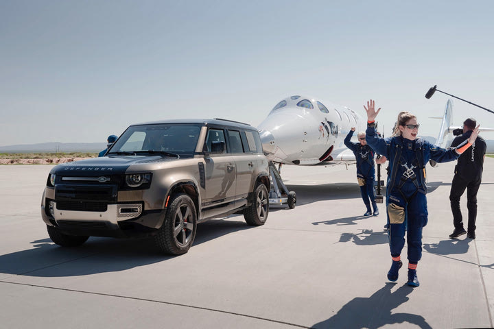 To Land Rover Defender 110 τράβηξε το διαστημικό σκάφος της Virgin Galactic