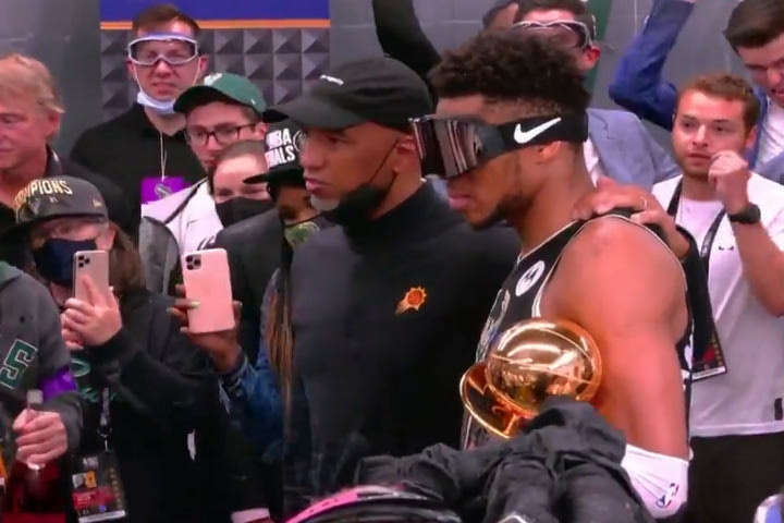 NBA Finals: Ο Μόντι Γουίλιαμς υποκλίθηκε στον MVP Αντετοκούνμπο και όλοι οι Μπακς στον Μόντι Γουίλιαμς