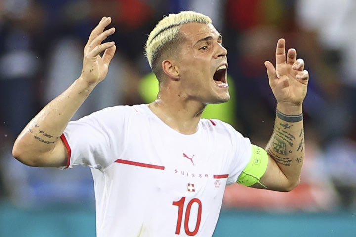 Euro 2020: Η αγκαλιά του Τζάκα με την κόρη του έκανε θραύση στα social media