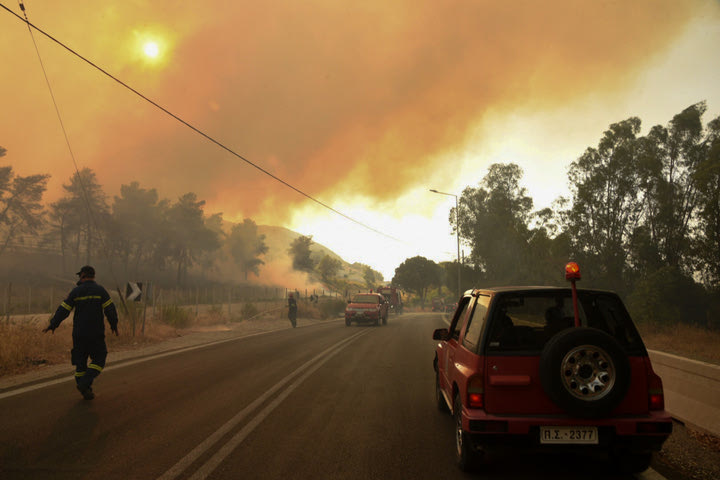 Στις φλόγες και η Ηλεία, εκκενώνονται χωριά