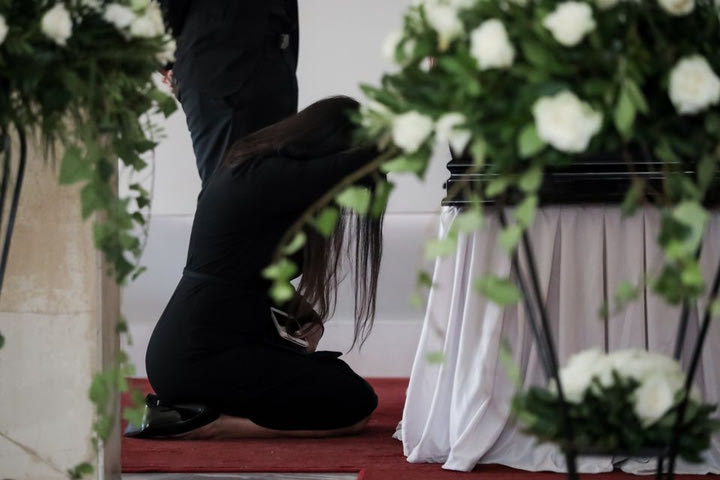 Η κηδεία του Ακη Τσοχατζόπουλου σε εικόνες – Συντετριμμένη η Βίκυ Σταμάτη