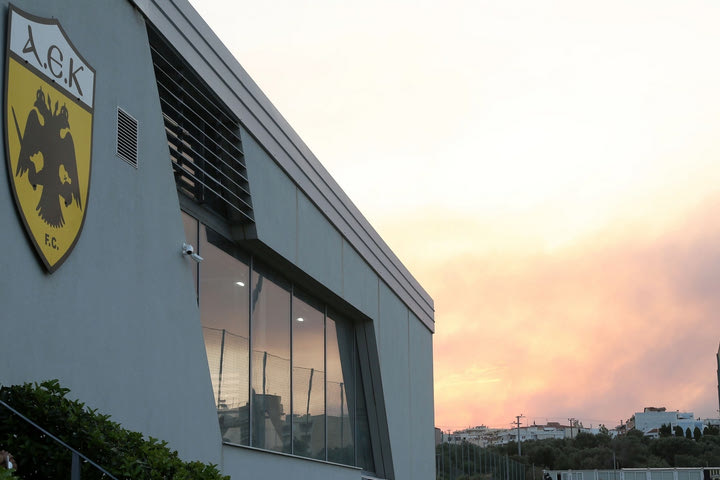 ΑΕΚ: Στο γυμναστήριο η προπόνηση, λόγω των καπνών από τις πυρκαγιές