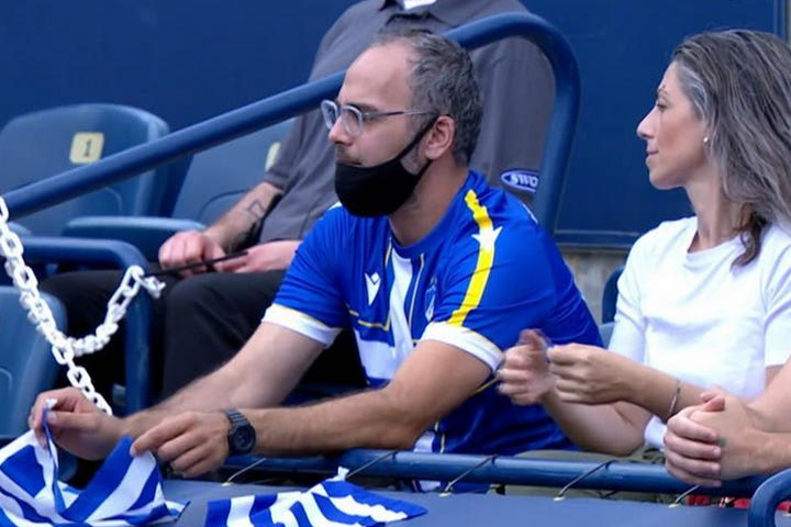 Έλληνας φίλαθλος παρακολούθησε Τσιτσιπά με φανέλα Αστέρα και ΑΠΟΕΛ