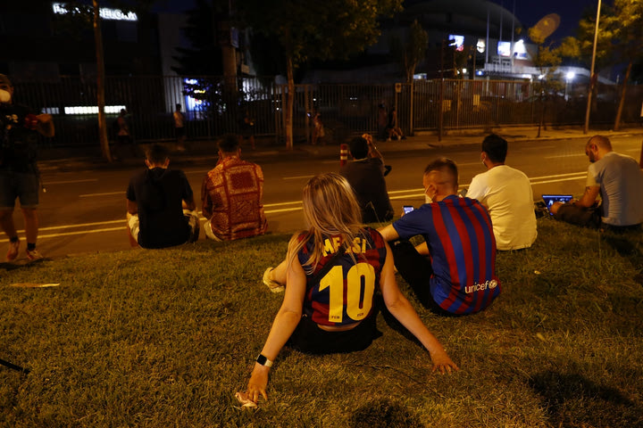 Μέσι: Φίλος της Μπαρτσελόνα έκλαιγε έξω από το Καμπ Νου για την αποχώρηση του Αργεντινού