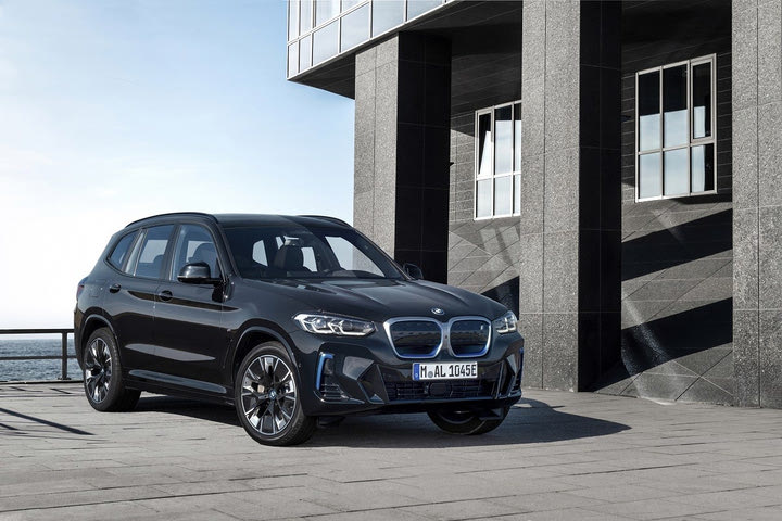 Φρεσκαρίστηκε και ήρθε η νέα BMW iX3