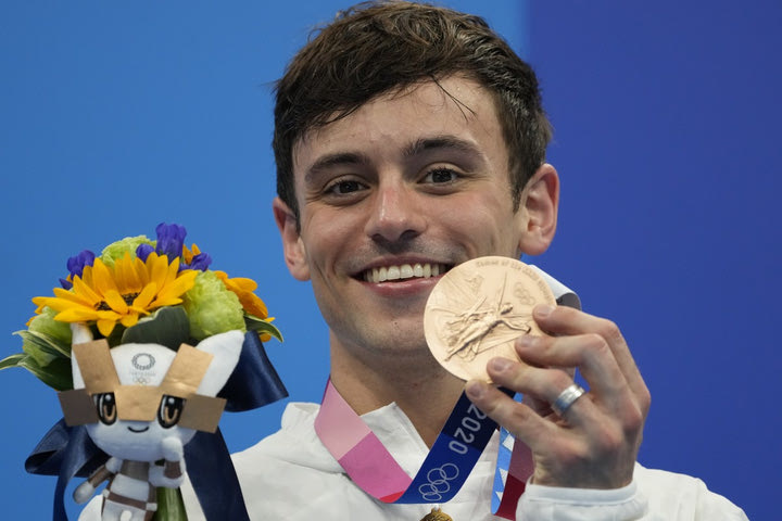 Το μυστήριο λύθηκε: Ο Τομ Ντέιλι έπλεκε ρούχα για σκύλους