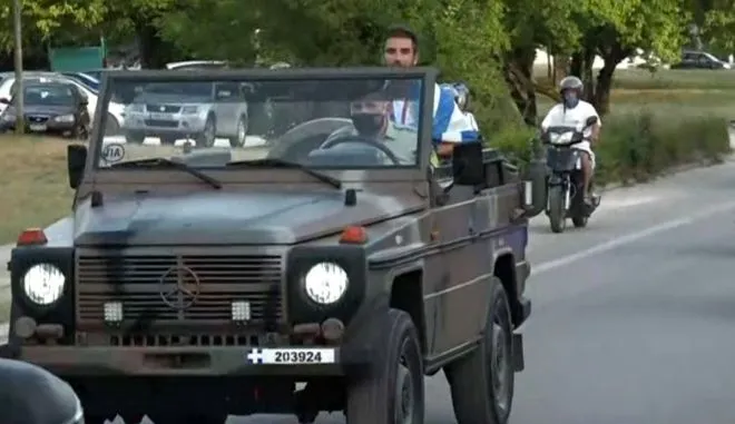 Η θερμή υποδοχή του Στέφανου Ντούσκου στα Ιωάννινα με στρατιωτικό τζιπ και την ελληνική σημαία