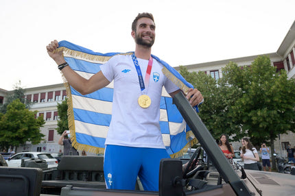 Στέφανος Ντούσκος: Με στρατιωτικό όχημα στα Ιωάννινα, υποδοχή ήρωα από τους συντοπίτες του