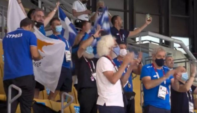 Οι πανηγυρισμοί της ελληνικής εξέδρας μετά την πρόκριση της Εθνικής Πόλο στους “4”