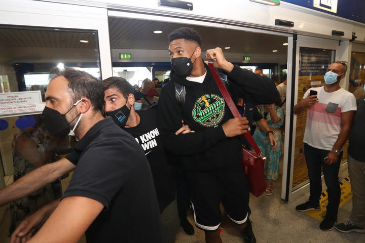 LIVE: Η άφιξη του Γιάννη Αντετοκούνμπο στην Ελλάδα