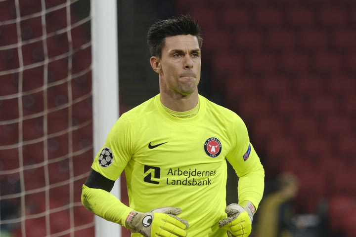 Champions League: Η UEFA υποχρέωσε τους παίκτες της Μίντιλαντ να πάρουν το λεωφορείο 300 μέτρα έξω από το γήπεδό τους