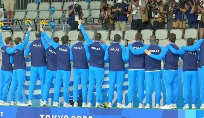 Οι αναμνηστικές φωτογραφίες των διεθνών & πανηγυρισμοί