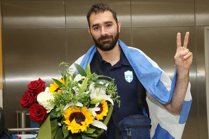 Ολυμπιακοί Αγώνες – Άρση Βαρών: Αποθέωση στην υποδοχή του Ιακωβίδη στην Ελλάδα, τον περίμενε στο αεροδρόμιο ο Αυγενάκης