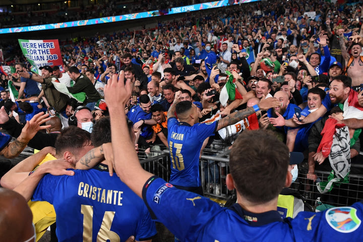 Times: “Τουλάχιστον 3.404 άνθρωποι μολύνθηκαν από κορονοϊό στον τελικό του Euro 2020”