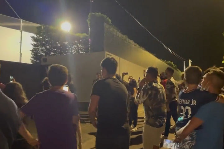 Οπαδοί της Μπαρτσελόνα βρέθηκαν έξω από το σπίτι του Μέσι και του ζήτησαν να παραμείνει στην ομάδα