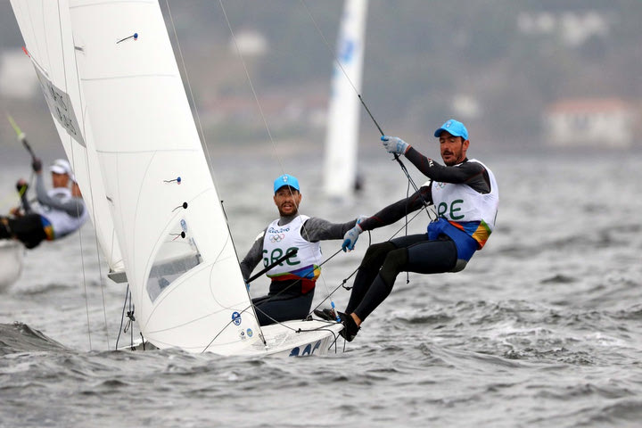 Ολυμπιακοί Αγώνες – Ιστιοπλοΐα: Ανέβηκαν 8οι οι Μάντης – Καγιαλής, στην 15η θέση οι Τσουλφά και Σπανάκη