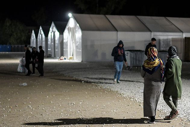 Αστυνομικός έκλεβε χρήματα μεταναστών